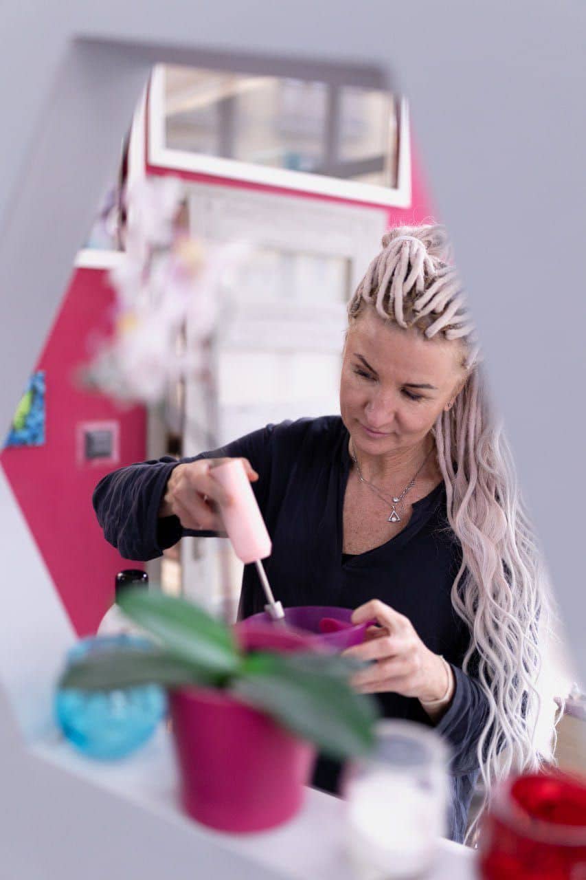 Pani Iryna miesza farbę w salonie